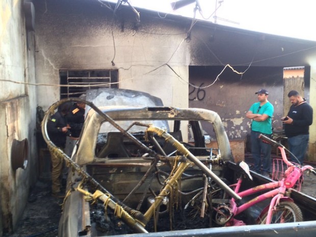 Chamas tomaram conta da casa onde estava a criança de 10 anos (Foto: Eduardo Silva/TV Anhanguera)